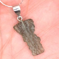 Stříbrný přívěšek s vltavínem 1,27 g - šperk s duší vesmíru