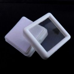 Krabička plastová s bílým podkladem 30x30x15 mm