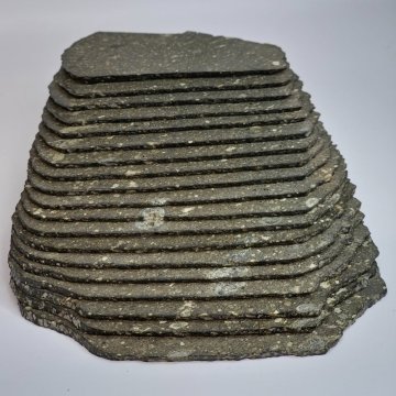 Nařezané plátky neklasifikovaného meteoritu NWA XXX nabízejí jedinečný pohled do vnitřní stavby skutečného vesmírného kamene. Každý kus je originál a umožňuje objevovat struktury, které vznikaly miliardy let před vznikem Země.